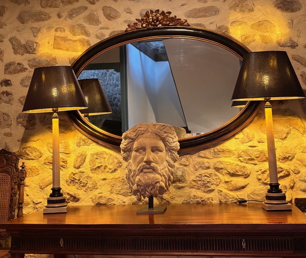 Planta principal, mesa con cabeza de escultura clásica.