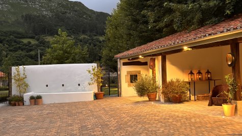Patio con porche y fuente al atardecer