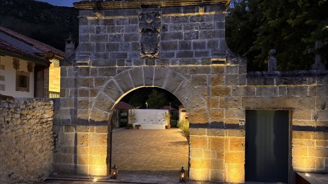 Portalada principal iluminada
