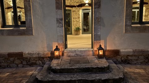 Queseria, entrada iluminada