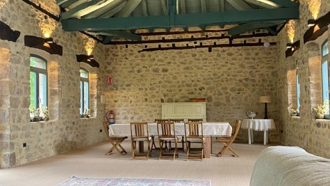 Queseria, espacio comedor y piano
