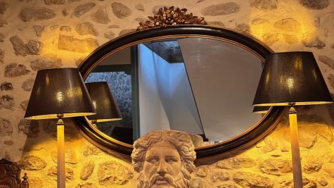 Planta principal, mesa y  cabeza dios griego iluminada