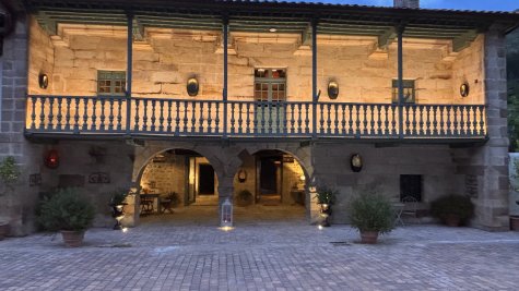 Fachada principal al atardecer