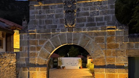 Puerta principal iluminada