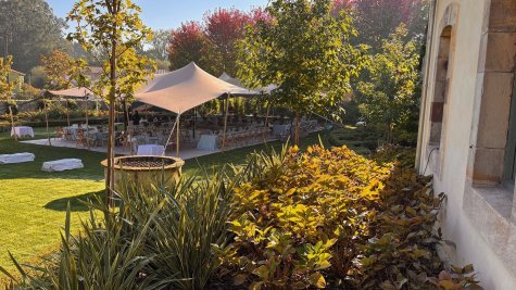 Jardín principal con carpa para boda