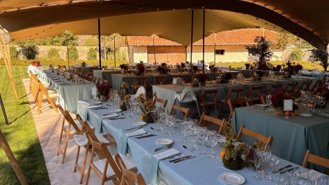 Comedor en carpa montado para boda