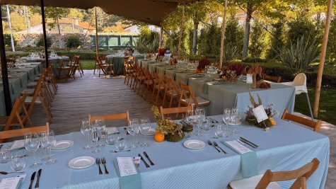 Comedor en carpa para celebración, detalle.
