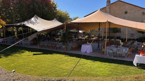 Carpa para celebración en jardín, vista general.