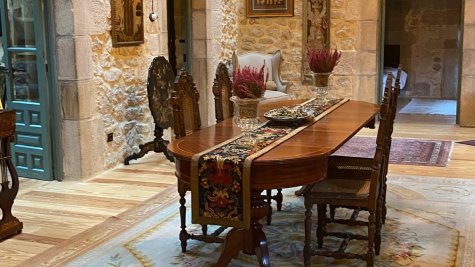 Salón principal ,mesa alargada.