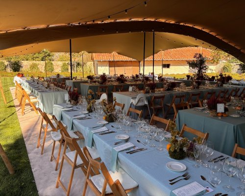Carpa con comedor exterior