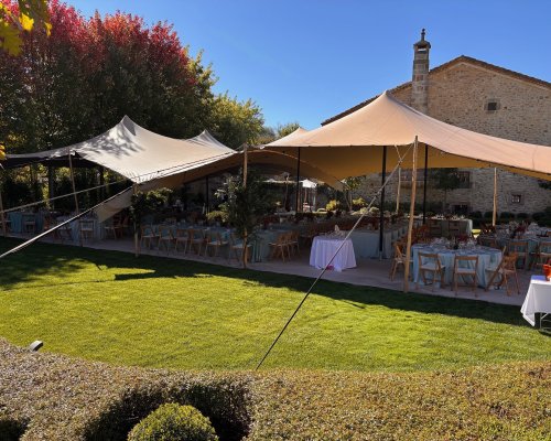 Carpa en jardín principal